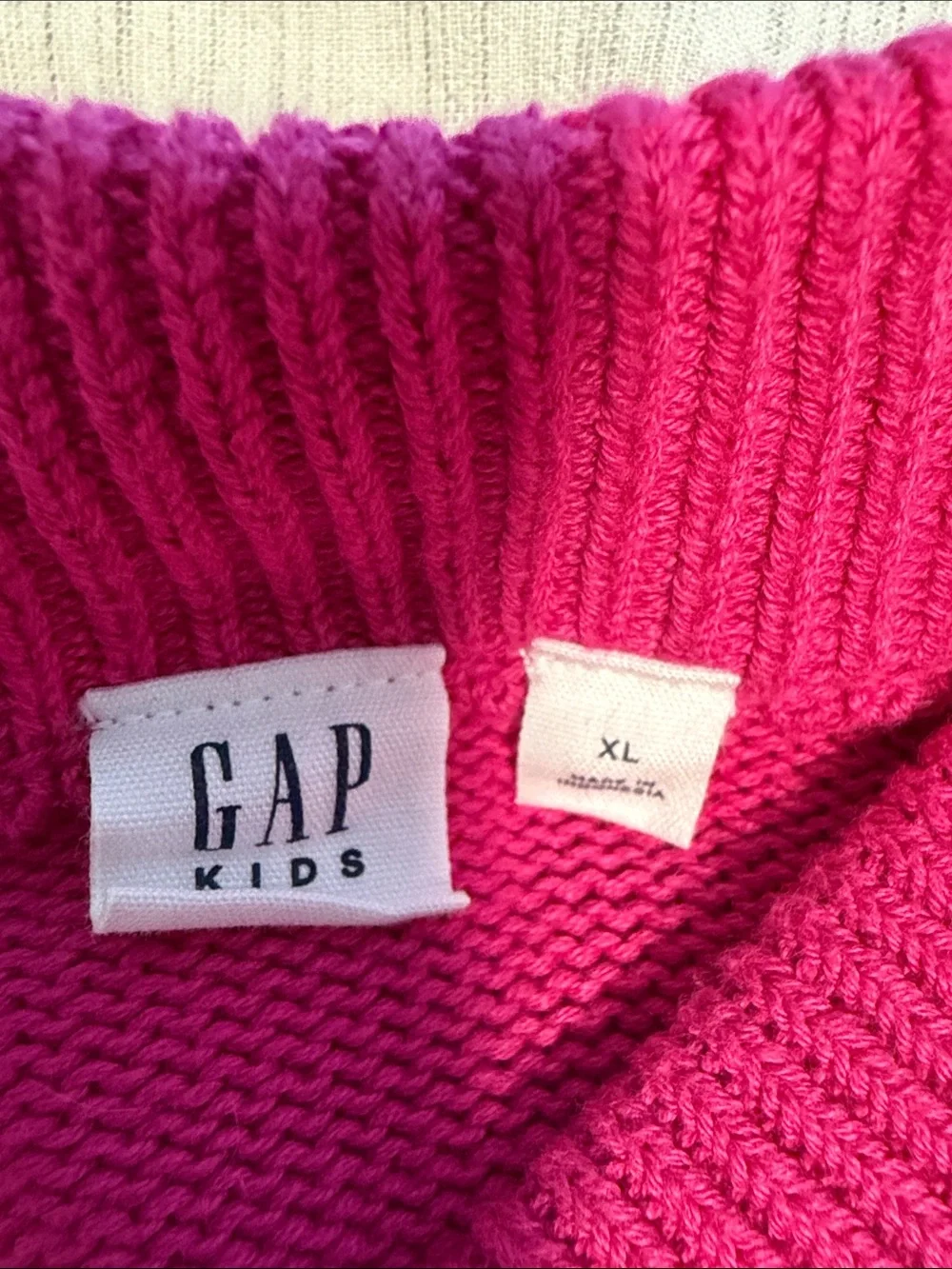 GAP kidsV-Neck Sweater in Fuchsia Pink